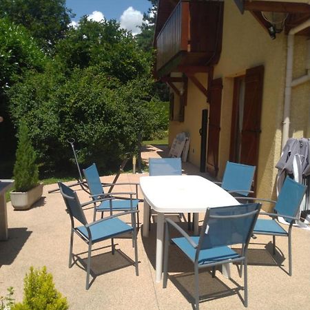 Chambre Rouge Dans Maison Avec Parking Cluses Exterior foto