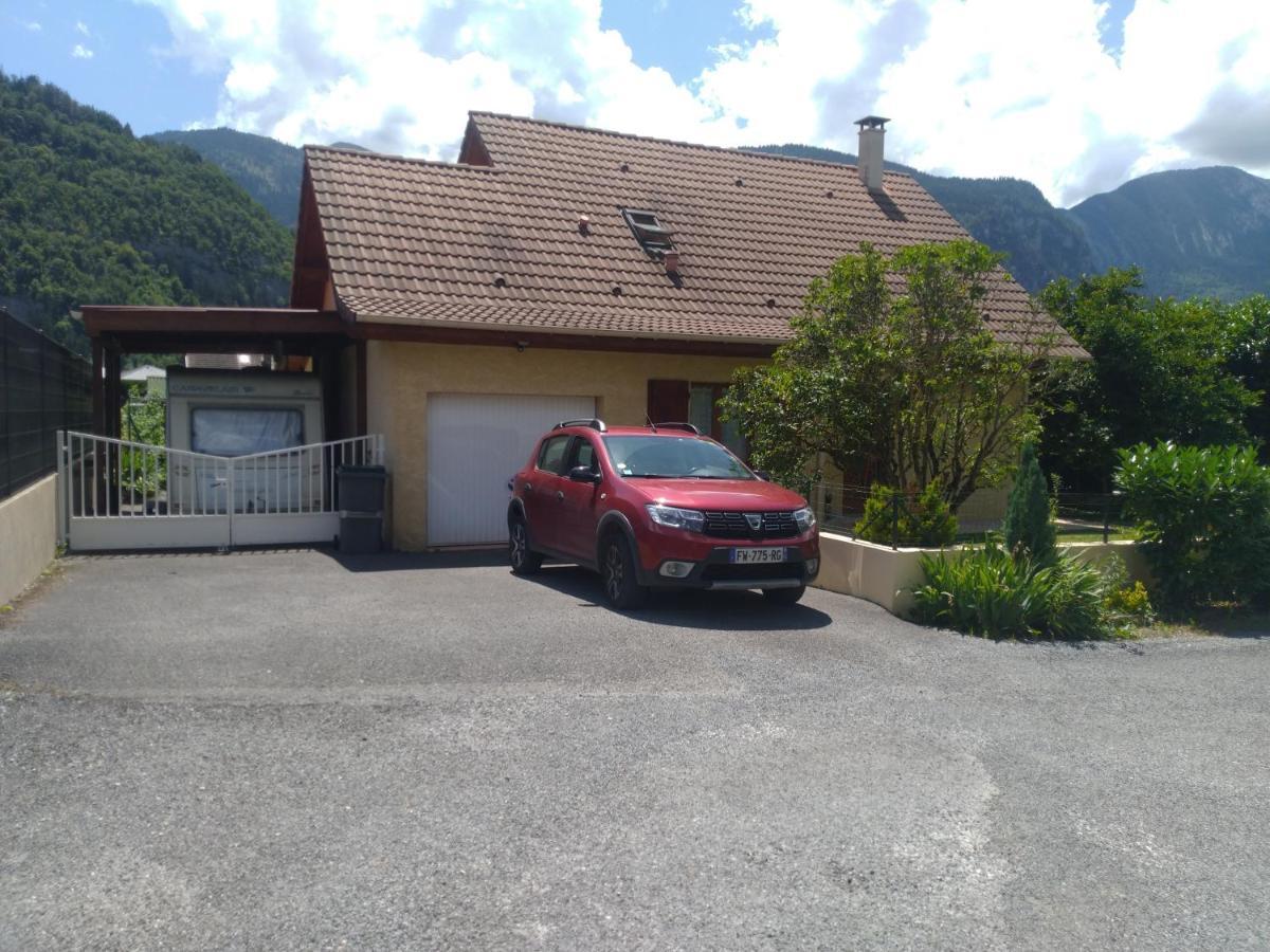 Chambre Rouge Dans Maison Avec Parking Cluses Exterior foto
