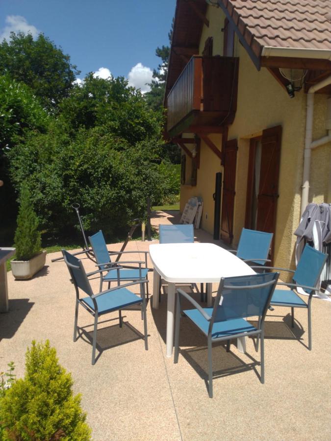Chambre Rouge Dans Maison Avec Parking Cluses Exterior foto